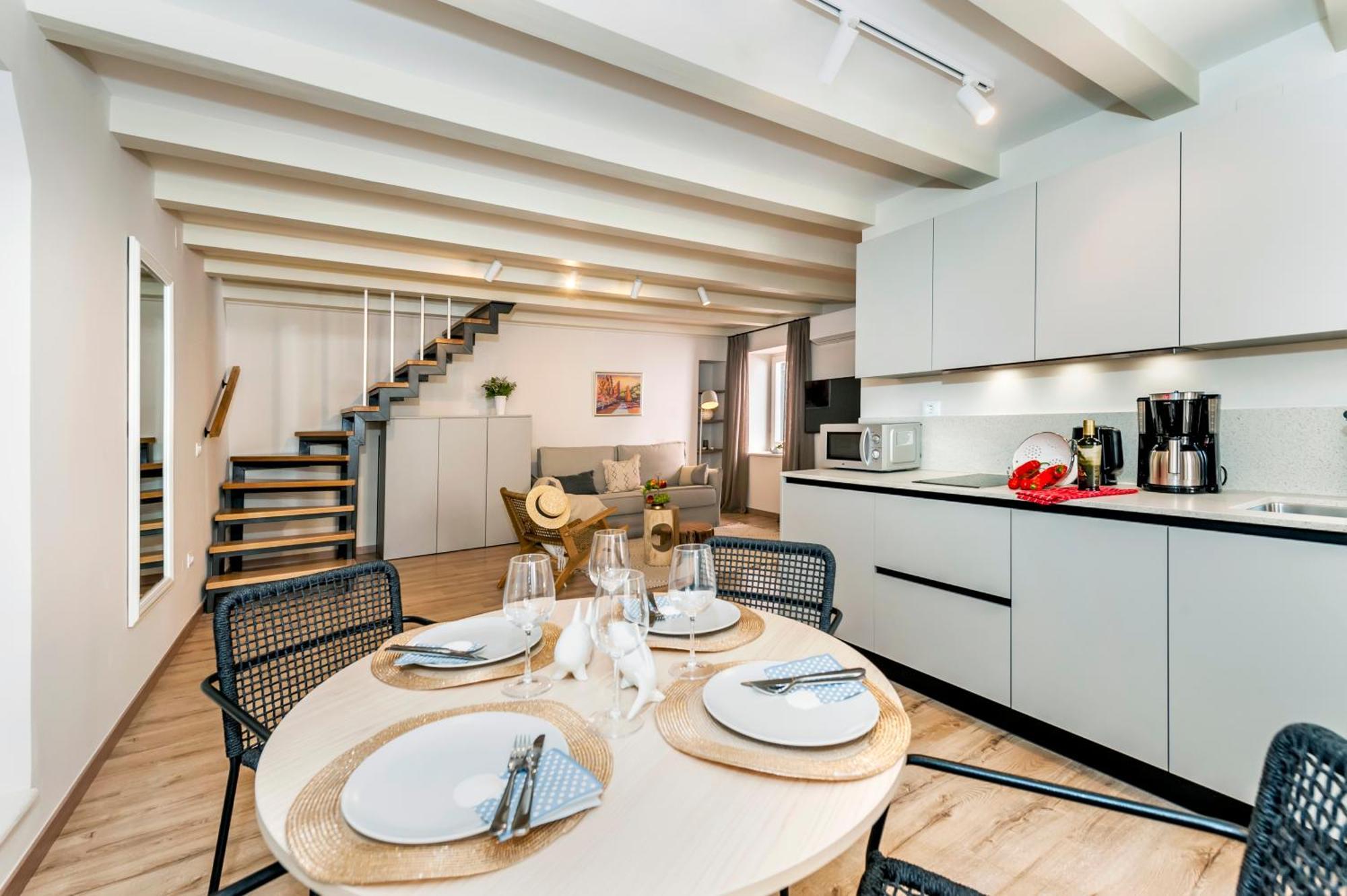 Yellow House ロヴィニ 部屋 写真